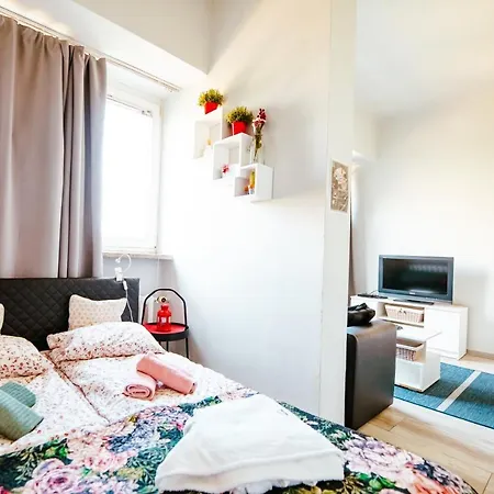 6th Floor Modern With French Balcony And Views ורשה