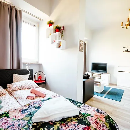6th Floor Modern With French Balcony And Views ורשה