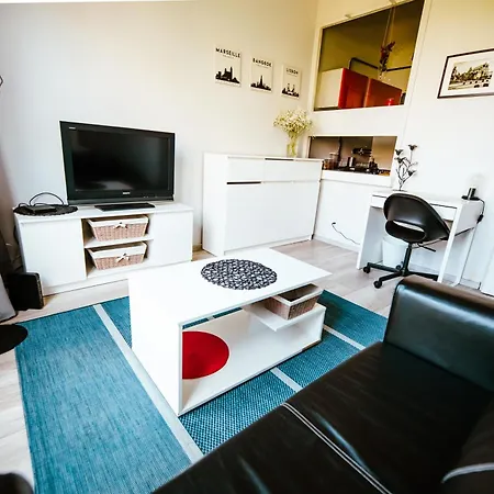 6th Floor Modern With French Balcony And Views Lägenhet *
