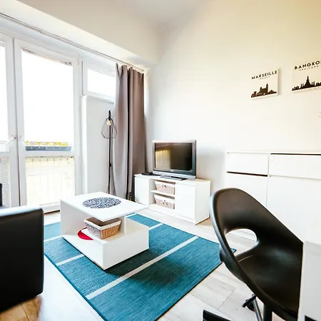 6th Floor Modern With French Balcony And Views Lägenhet
