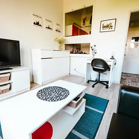 6th Floor Modern With French Balcony And Views * ורשה